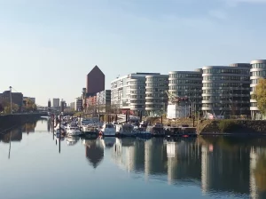Blick auf den Duisburger Innenhafen während der Museumsfahrt des Kunstvereins Bad Hersfeld