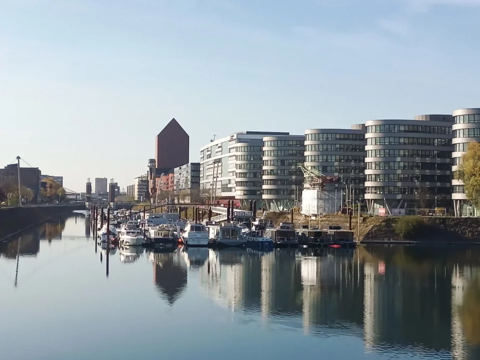 Blick auf den Duisburger Innenhafen während der Museumsfahrt des Kunstvereins Bad Hersfeld